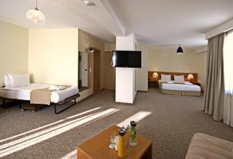 Marco Polo Hotel Gudauri has rooms with a private hot tub