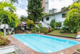 Ayenda 1257 Premium Real allows 18 year olds to book a room