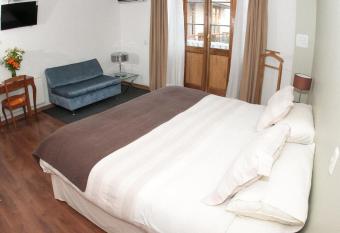 Hotel Loreto has rooms with a private hot tub