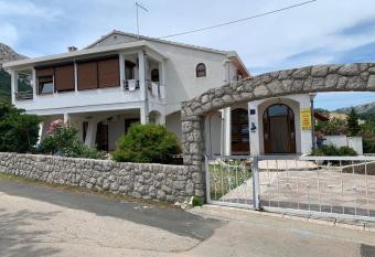Vila Tesmija has Balcony rooms