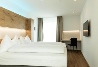 Jet Hotel Zurich Airport allows 18 year olds to book a room