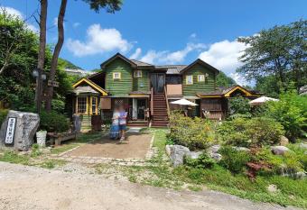 Mayfair Rodemtree Pension has Balcony rooms