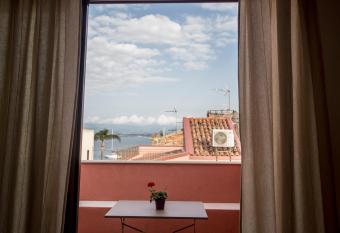 Alla Scalinata allows 18 year olds to book a room