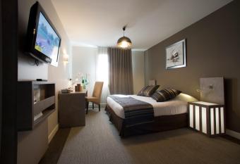 Appart City Confort Marseille Centre Prado V  lodrome allows 18 year olds to book a room