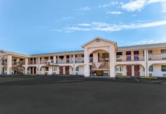 American Inn has Smoking rooms