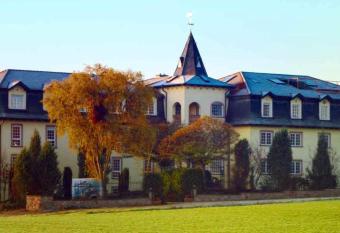 Hotel Villa Magnolia allows 18 year olds to book a room