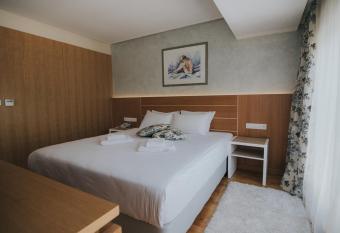 Hotel Bellevue has rooms with a private hot tub