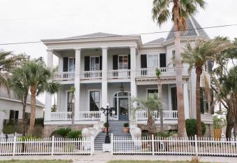 Carr Mansion has Balcony rooms