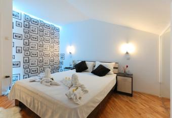 Creative Studio has Balcony rooms