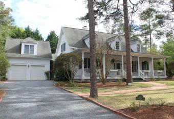 Blueberry Hill Cottage has Balcony rooms
