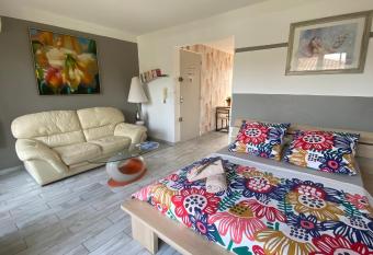 Le Goeland 3 ,balcon petite vue mer lat  rale au 3 eme   tage sans ascenseur allows 18 year olds to book a room