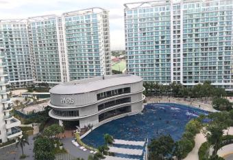 Azure Luxury Beach View Condo Staycation has rooms with a private hot tub