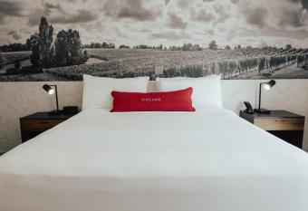 Vinland Hotel and Lounge has Balcony rooms