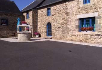 La petite maison bleue has Balcony rooms