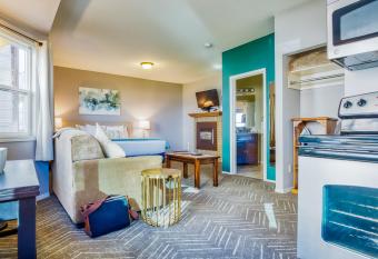 Inn at the Prom Oceanfront has Balcony rooms