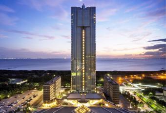 APA Hotel & Resort Tokyo Bay Makuhari has Smoking rooms