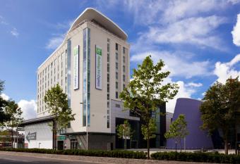 Holiday Inn Express Hull City Centre, an IHG Hotel allows 18 year olds to book a room