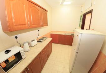 Dar Al Deyafa Hotel Apartment has rooms with a private hot tub