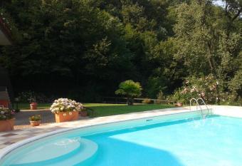 Relax vista lago allows 18 year olds to book a room