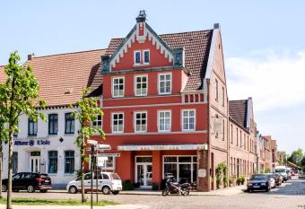 Mooi Hotel Garni allows 18 year olds to book a room