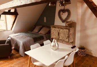 Comme    la maison has Balcony rooms