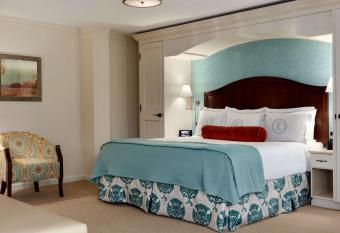 The Elms Hotel & Spa, a Destination by Hyatt Hotel has rooms with a private hot tub