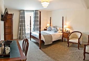 The Bishops Table Hotel allows 18 year olds to book a room