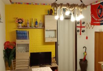 AL MARE, AL SOLE, SI , ma nella CASA DEL MINATORE allows 18 year olds to book a room