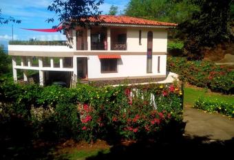 La Guaria has Smoking rooms