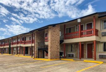 Quality Inn Madisonville has Smoking rooms