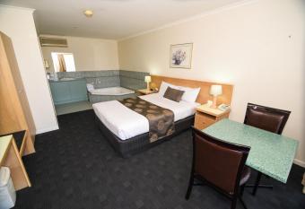 Sandown Heritage Motel has rooms with a private hot tub