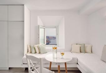 Santorini Mansion at Imerovigli has rooms with a private hot tub