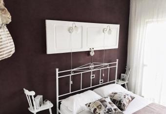 Il Ritrovo di Ulisse allows 18 year olds to book a room