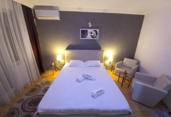 Deni house has Balcony rooms