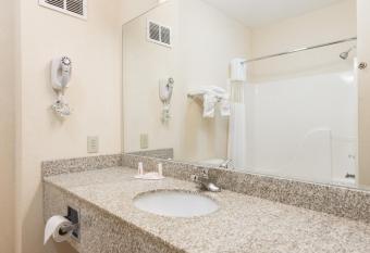 Super 8 by Wyndham St Robert Ft Leonard Wood Area has rooms with a private hot tub