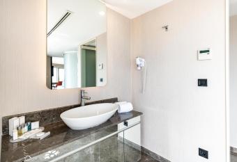 Opera Hotel Bosphorus has rooms with a private hot tub