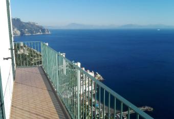 l  ebbrezza di volare has Balcony rooms