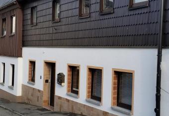 Springer-Apartment-1215 allows 18 year olds to book a room