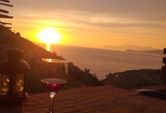 Grand Seaview Apartments has Balcony rooms