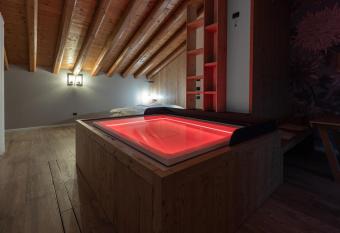 Azienda Agrituristica Calronche allows 18 year olds to book a room