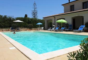 Casa Carlotta allows 18 year olds to book a room