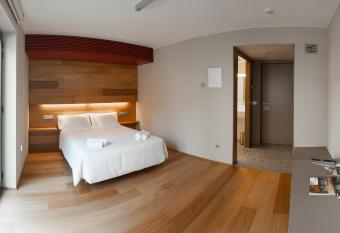 Hotel Estaci   allows 18 year olds to book a room