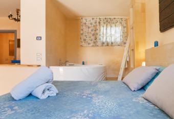 Torre Sabea has rooms with a private hot tub