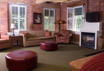 The Common Man Inn & Restaurant has rooms with a private hot tub