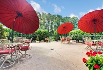 Ramada by Wyndham Tukwila Southcenter has Balcony rooms