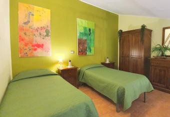 Bio Agriturismo Valle dei Calanchi has rooms with a private hot tub