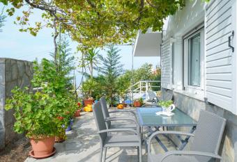 Thomas Apartments has Balcony rooms