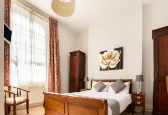 OYO the Regency, Clifton Brist  l allows 18 year olds to book a room