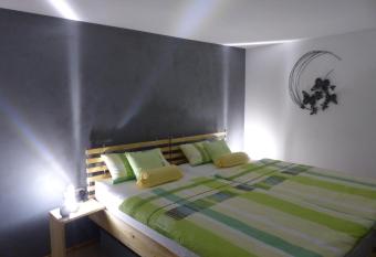 Ferienwohnung Heimsheim allows 18 year olds to book a room