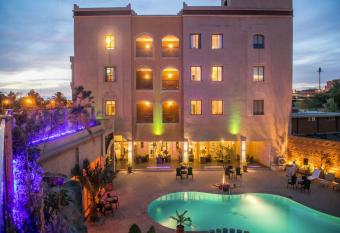 Hotel La Perle du Sud allows 18 year olds to book a room